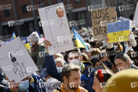 Demonstration gegen den Krieg in der Ukraine in Köln