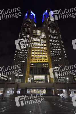 Das Regierungsgebäude der Präfektur Tokio in den Nationalfarben der Ukraine