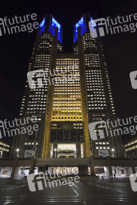 Das Regierungsgebäude der Präfektur Tokio in den Nationalfarben der Ukraine