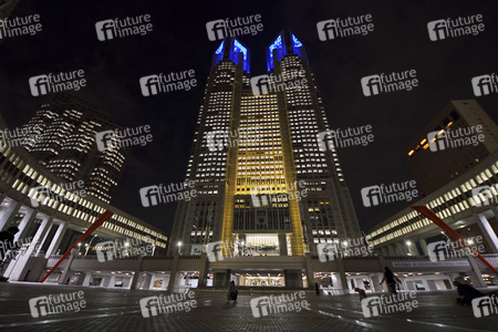 Das Regierungsgebäude der Präfektur Tokio in den Nationalfarben der Ukraine