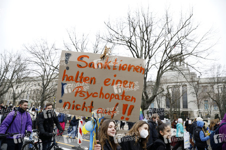 Fridays for Future Demo gegen den Krieg in der Ukraine in Berlin
