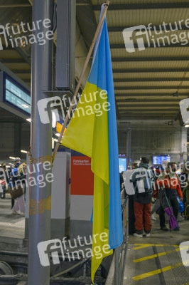 Caritas Mitarbeiter empfangen ukrainische Flüchtlinge in München