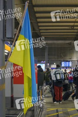 Caritas Mitarbeiter empfangen ukrainische Flüchtlinge in München