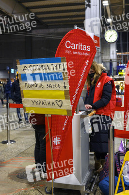Caritas Mitarbeiter empfangen ukrainische Flüchtlinge in München