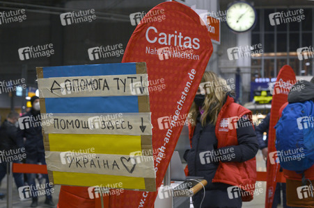 Caritas Mitarbeiter empfangen ukrainische Flüchtlinge in München