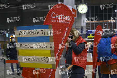 Caritas Mitarbeiter empfangen ukrainische Flüchtlinge in München