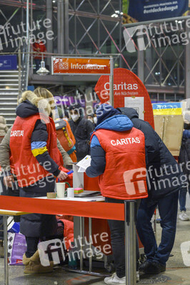 Caritas Mitarbeiter empfangen ukrainische Flüchtlinge in München