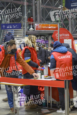 Caritas Mitarbeiter empfangen ukrainische Flüchtlinge in München