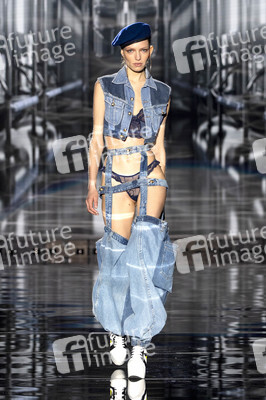Andres Sarda Fashion Show auf der 75. Mercedes-Benz Fashion Week Madrid