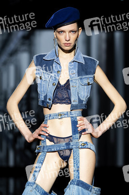 Andres Sarda Fashion Show auf der 75. Mercedes-Benz Fashion Week Madrid