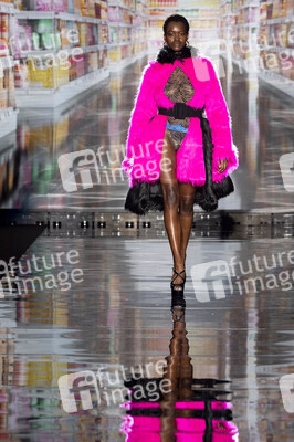 Andres Sarda Fashion Show auf der 75. Mercedes-Benz Fashion Week Madrid