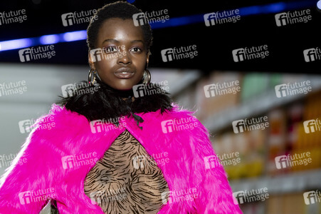 Andres Sarda Fashion Show auf der 75. Mercedes-Benz Fashion Week Madrid