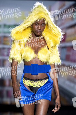 Andres Sarda Fashion Show auf der 75. Mercedes-Benz Fashion Week Madrid