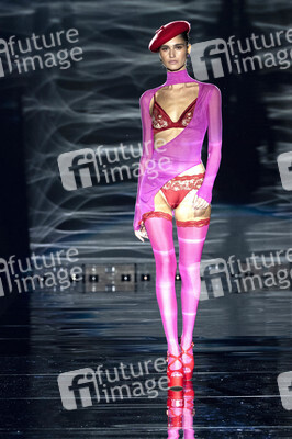 Andres Sarda Fashion Show auf der 75. Mercedes-Benz Fashion Week Madrid