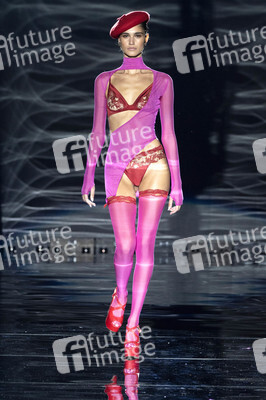Andres Sarda Fashion Show auf der 75. Mercedes-Benz Fashion Week Madrid