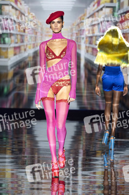 Andres Sarda Fashion Show auf der 75. Mercedes-Benz Fashion Week Madrid