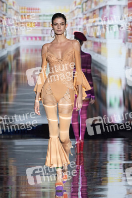 Andres Sarda Fashion Show auf der 75. Mercedes-Benz Fashion Week Madrid