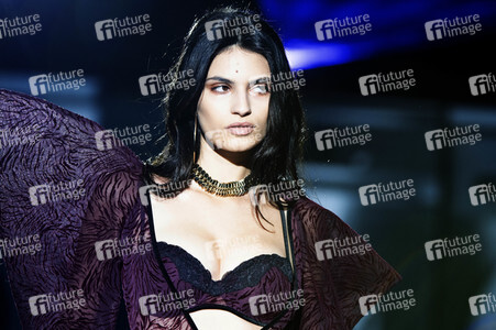 Andres Sarda Fashion Show auf der 75. Mercedes-Benz Fashion Week Madrid