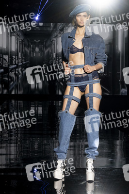 Andres Sarda Fashion Show auf der 75. Mercedes-Benz Fashion Week Madrid