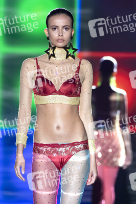 Andres Sarda Fashion Show auf der 75. Mercedes-Benz Fashion Week Madrid