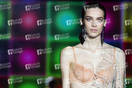 Andres Sarda Fashion Show auf der 75. Mercedes-Benz Fashion Week Madrid