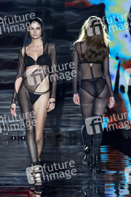 Andres Sarda Fashion Show auf der 75. Mercedes-Benz Fashion Week Madrid