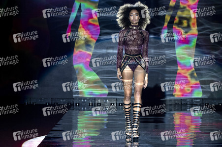 Andres Sarda Fashion Show auf der 75. Mercedes-Benz Fashion Week Madrid