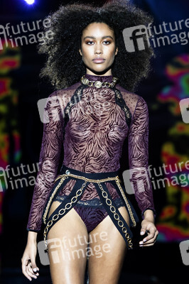 Andres Sarda Fashion Show auf der 75. Mercedes-Benz Fashion Week Madrid