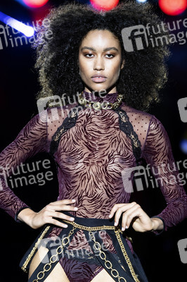 Andres Sarda Fashion Show auf der 75. Mercedes-Benz Fashion Week Madrid