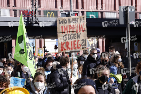 Großdemonstration gegen den Krieg in der Ukraine in Berlin