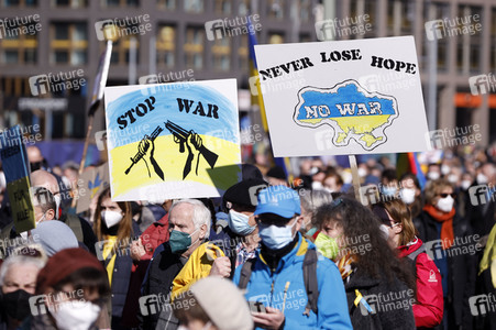 Großdemonstration gegen den Krieg in der Ukraine in Berlin