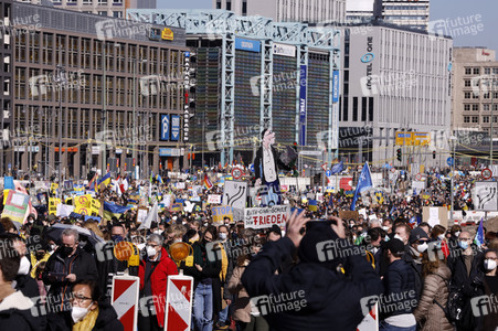 Großdemonstration gegen den Krieg in der Ukraine in Berlin