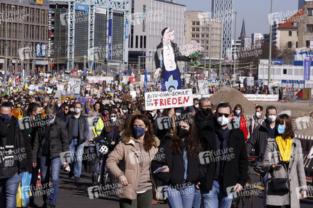 Großdemonstration gegen den Krieg in der Ukraine in Berlin