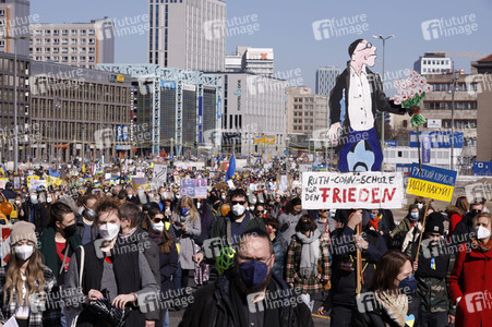 Großdemonstration gegen den Krieg in der Ukraine in Berlin
