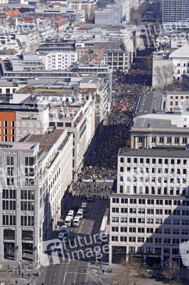Großdemonstration gegen den Krieg in der Ukraine in Berlin