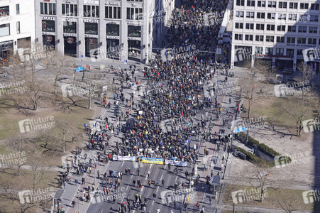 Großdemonstration gegen den Krieg in der Ukraine in Berlin