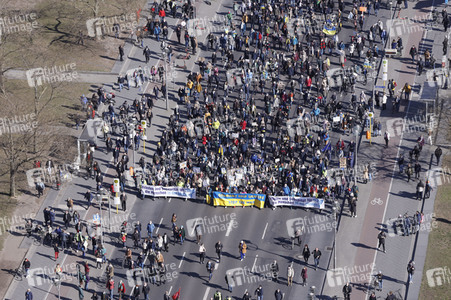 Großdemonstration gegen den Krieg in der Ukraine in Berlin