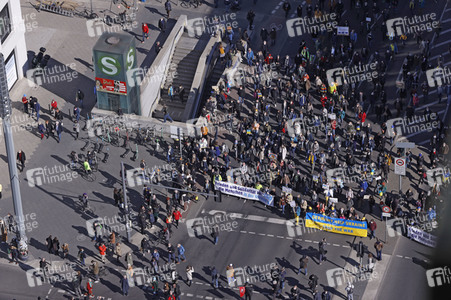 Großdemonstration gegen den Krieg in der Ukraine in Berlin