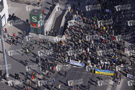 Großdemonstration gegen den Krieg in der Ukraine in Berlin