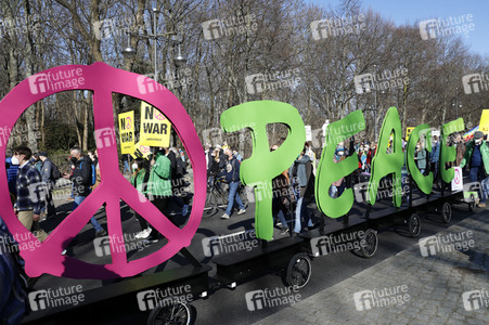 Großdemonstration gegen den Krieg in der Ukraine in Berlin