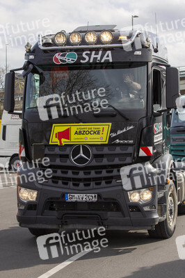 Lkw-Fahrer demonstrieren gegen hohe Spritpreise in Köln