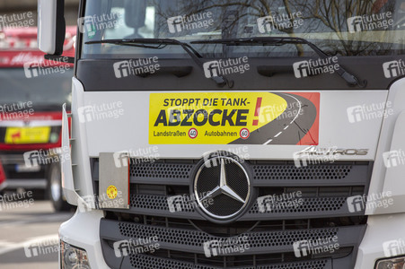 Lkw-Fahrer demonstrieren gegen hohe Spritpreise in Köln