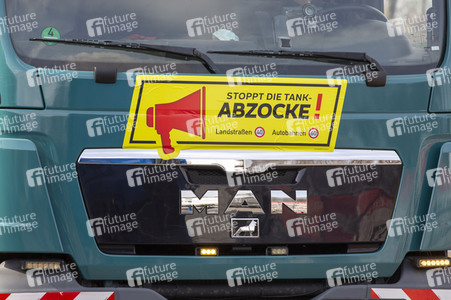 Lkw-Fahrer demonstrieren gegen hohe Spritpreise in Köln
