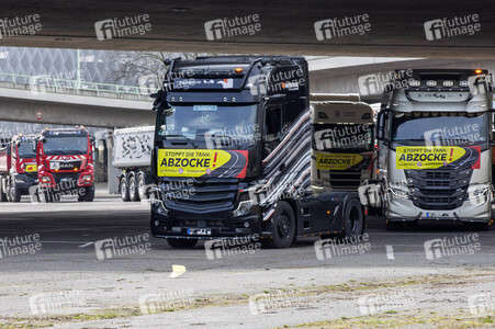 Lkw-Fahrer demonstrieren gegen hohe Spritpreise in Köln