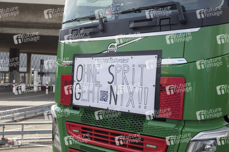 Lkw-Fahrer demonstrieren gegen hohe Spritpreise in Köln