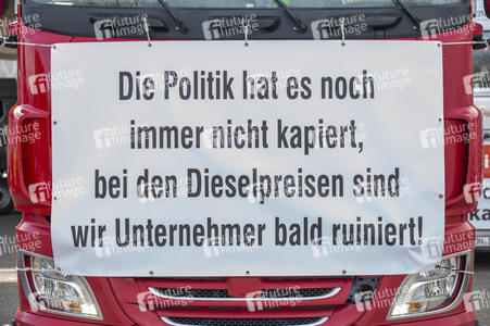 Lkw-Fahrer demonstrieren gegen hohe Spritpreise in Köln