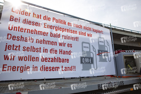 Lkw-Fahrer demonstrieren gegen hohe Spritpreise in Köln