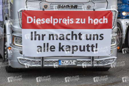 Lkw-Fahrer demonstrieren gegen hohe Spritpreise in Köln