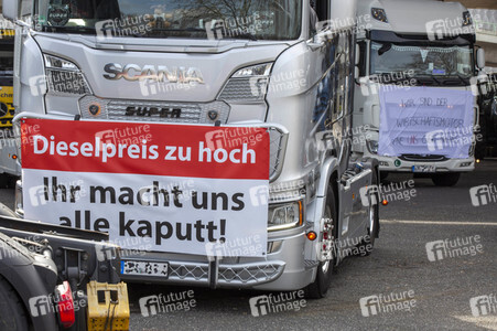 Lkw-Fahrer demonstrieren gegen hohe Spritpreise in Köln