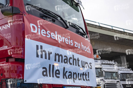 Lkw-Fahrer demonstrieren gegen hohe Spritpreise in Köln